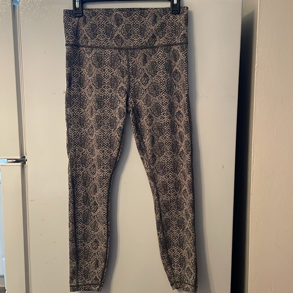 Athleta Pants - Athleta Small Ultimate 7/8 Tight in Gray and Cream Pattern